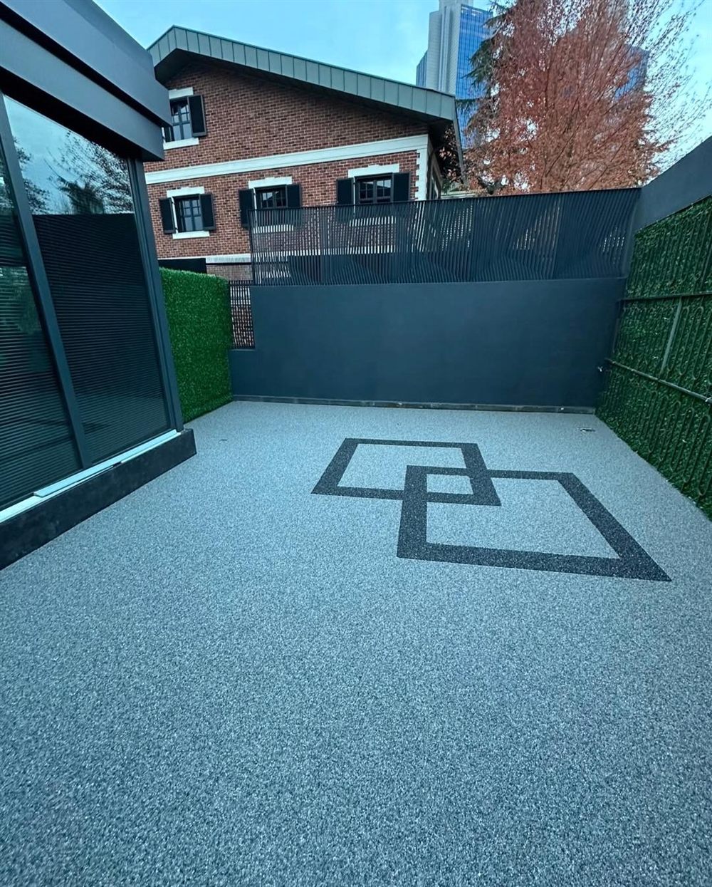 Logo desenli taş halı zemin uygulaması